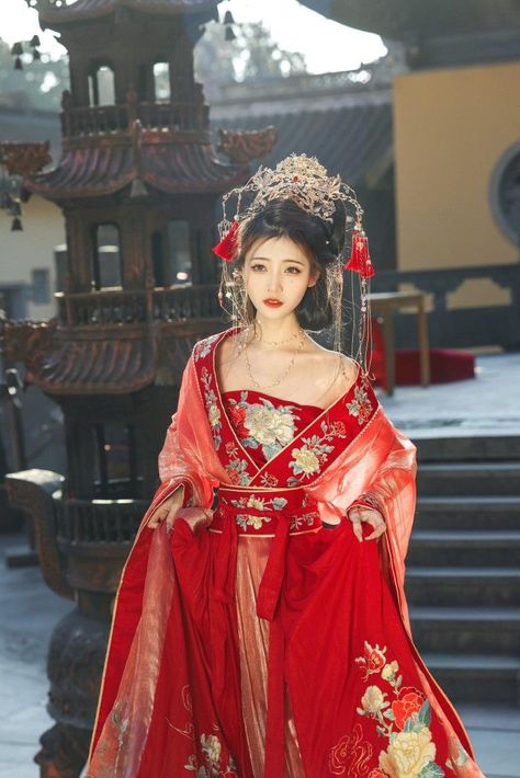 Chinese Wedding Dress Traditional Hanfu, Ancient Chinese Wedding Dress, Chinese Outfits Traditional Women, Japanese Royalty Clothing, Empress Hanfu, Empress Outfit, Chinese Outfits Traditional, Chinese Wedding Dresses, Hanfu Red