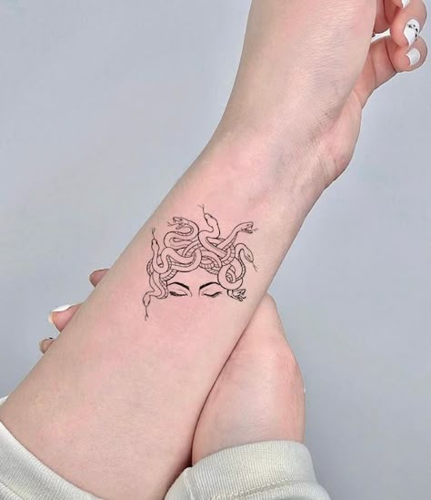 Tattoo Medusa Feminina, Madussa Tattoo Design Small Simple, Medusa Arm Tattoos For Women, Dainty Medusa Tattoo, Mini Medusa Tattoo, Pretty Medusa Tattoo, Minimalist Medusa Tattoo, Medusa Tattoo Feminine, Fine Line Medusa Tattoo