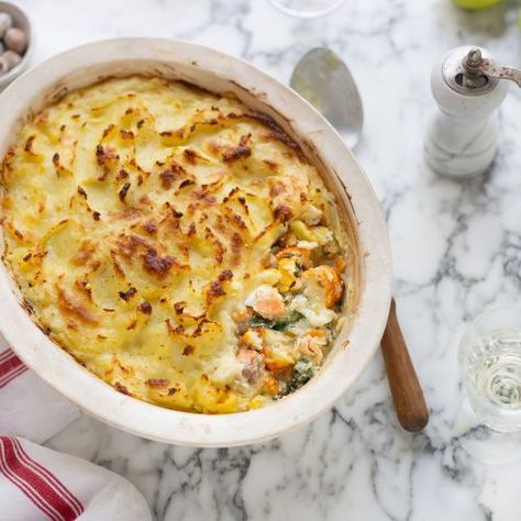 Jamie Oivers fantastic fish pie Fish Pie Jamie Oliver, Fish Pie Recipe, Crushed Potatoes, Biscuits Cookies, Delicious Seafood Recipes, Potato Toppings, Fish Pie, Donna Hay, New Potato