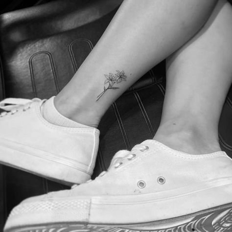 Inner Ankle Tattoos, Tattoo Calf, Cute Ankle Tattoos, Lillies Tattoo, Lily Flower Tattoos, Ankle Tattoos For Women, Sunflower Tattoos, Lily Tattoo, Dainty Tattoos