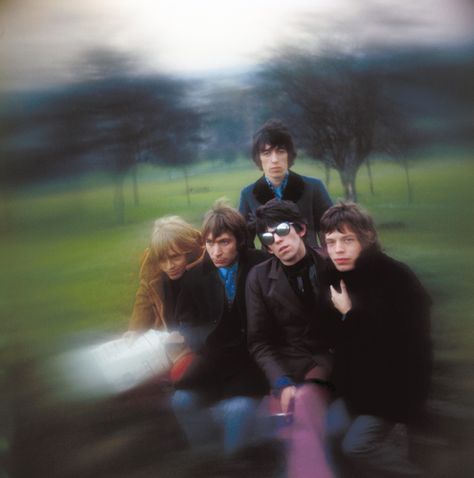 Gered Mankowitz: The Rolling Stones in Primrose Hill of Regent's Park, London, in 1966. This is an outtake from their Between the Buttons cover shoot. Tumblr, Gered Mankowitz, Rolling Stones Tour, Morrison Hotel, Band Photoshoot, Rollin Stones, Brian Jones, Like A Rolling Stone, Primrose Hill