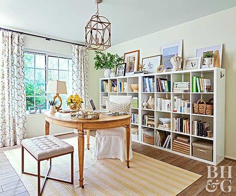 Learn how to decorate bookshelves so they are both fully functional and pleasing to the eye. Bookshelf Ideas Bedroom, Bookshelf Decor Living Room, Home Art Studio, Styling Bookshelves, Ceiling Shelves, Shelf Decor Bedroom, Bookshelves In Bedroom, Cool Bookshelves, Office Shelving