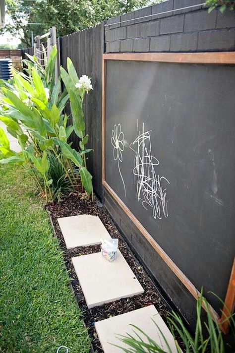 Outdoor chalkboard! For the kids, put by swing set..........maybe attach to the back part of pool deck facing the garden. Plantarea Legumelor, Outdoor Chalkboard, Taman Diy, Jardim Diy, Playground Ideas, Outdoor Play Areas, Budget Ideas, Children's Garden, Natural Playground