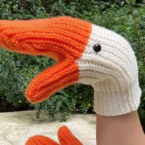 Goose Mittens, Funny Goose, Creative Knitting, Cartoon Bag, Wool Mittens, Finger Gloves, Knit Mittens, Knitted Gloves, Womens Gloves