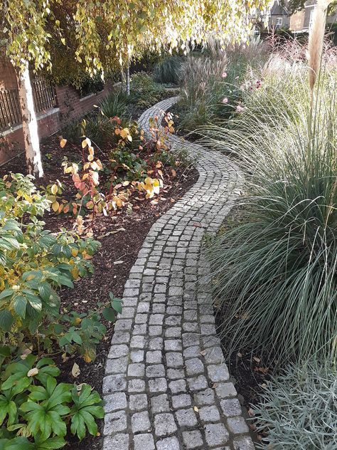 cobble path with planting Cobble Walkway, Cobble Path, Ground Drawing, Rock Pathways, Paving Garden, Cobblestone Patio, London Landscape, Cobblestone Walkway, Cabin Garden