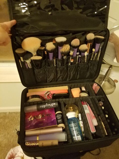 Living Out Of A Suitcase, Makeup Suitcase, Makeup Travel Bag, Doing Makeup, Makeup Is Life, Makeup Artist Tips, Makeup Idea, Amazing Makeup, Special Pictures