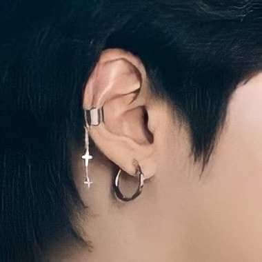 Kpop Earrings Men, Multiple Piercings Earrings, Second Ear Piercing, Kpop Earrings, Men's Piercings, Pretty Ear Piercings, Earrings Aesthetic, Alternative Makeup, Casual Earrings