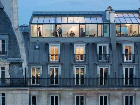 Paris apartments, modern and airy, used to be a 19th-century photo studio - Architect Vincent Parreir Rooftop Apartment, Architecture Renovation, Paris Rooftops, Mansard Roof, Roof Extension, Apartment In Paris, Apartment Architecture, Parisian Apartment, Renovation Design