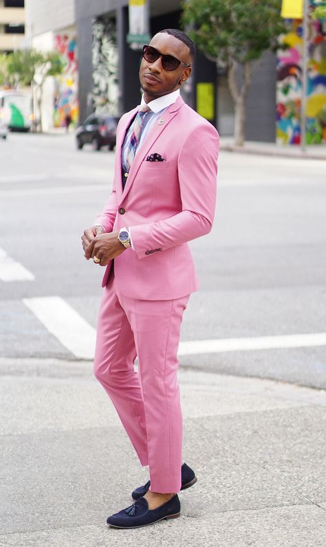 Love a man in salmon, lol Pink Suit Men, Salmon Pants, Pink Tuxedo, Neon Prom Dresses, Prom Suits For Men, Dinner Suit, Wedding Suits Groom, Color Shoes, Men Suit