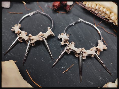 Uniquely crafted bone hoop earrings with spikes. The earrings are very light for the size! The bones and spikes provide a slight rattle sound in the ear! You can choose the creoles in 3 different diameters! Either 4cm or 5cm diameter This is handmade jewelry from real animal bones that I process into individual jewelry! Each bone is an absolutely unique piece, so slight deviations are possible! The creoles can also vary slightly in strength I would be happy to wrap your order as a gift! Please s Animal Bone Jewelry, Weird Girl, Earrings Gothic, Witch Earrings, Bone Crafts, Jewelry Gothic, Bone Earrings, Bone Jewelry, Natural Jewelry