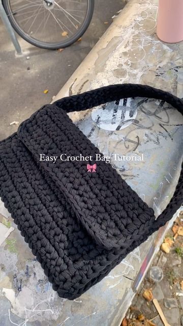 𝓫𝔂𝓰𝓪𝓵𝓴 | Crochet Patterns for Beginners on Instagram: "The “messenger bag” - a super cute and simple crochet handbag that can also be made into a crossbody! I’ve made quite a few of these now and I love them! Super easy to crochet and very beginner friendly! I have a step by step tutorial linked in my bio with photo guides for every step of the way! I can also provide video tutorials upon request! 🫶 If you’re looking for some crochet handbag / bag inspiration, give this pattern a go! The flap on this bag gives extra security to all your items! #crochet #crochethandbag #crochethandbags #crochettutorials #easycrafts #easycrochetpattern #crochetaddict #crochetersofinstagram #crochetbag #yarn #yarnaddict" Crochet Bag Handle Pattern, Crochet Purse With Flap, Crochet Flap Bag, Free Crochet Messenger Bag Patterns, Crochet Bag Handles Tutorials, Crochet Messenger Bag Tutorial, Crochet Bag With Flap, Crochet Shoulder Bag Tutorial, Simple Crochet Bag Pattern Free