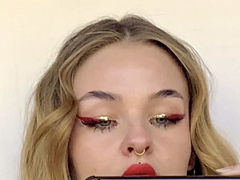 Red Gold Eye Makeup, Red Eyeliner Aesthetic, Red And Gold Eyeshadow Looks, Gold And Red Makeup, Red Gold Makeup, Red And Gold Makeup, Gold Eyeshadow Looks, Red Makeup Looks, Glossy Eyeshadow