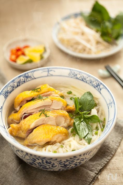 Food Photography Ideas, Asian Food Photography, Professional Food Photography, Pho Recipe, Noodles Soup, Recipes With Chicken, Chicken Noodles, Vietnam Food, Saigon Vietnam