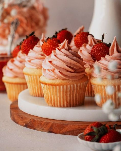 Baking Photography, Strawberry Cupcakes, Party Desserts, Vintage Cake, Mini Cupcakes, Cottage Core, Sweet 16, Cake Designs, Nom Nom