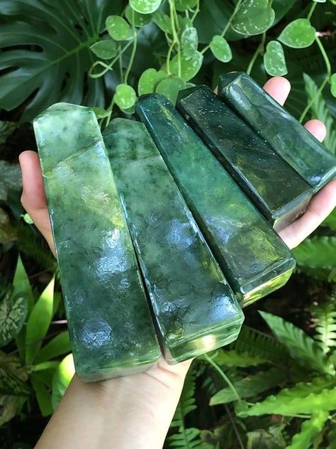 Jade Crystal Aesthetic, Jade Aesthetic, Verde Jade, Crystal Vibes, Crystal Aesthetic, Jade Crystal, Spiritual Crystals, Pretty Rocks, Cool Rocks