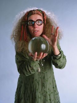 Day 7: Least favorite Hogwarts professor. My first thought for this category was Umbridge, but she only had a year of teaching so I decided to go with Trelawney who was a bit more regular than Umbridge. It always annoyed me that even though Trelawney was an actual seer, she couldn't control when she had her visions. So when she couldn't channel her powers of divination, she would make up a prophecy and use it to terrify the students she had. In many ways she was just like a bully. Harry Potter Kostüm, Film Harry Potter, Harry Potter Wiki, Severus Rogue, Lily Potter, Festa Harry Potter, Harry Potter Cosplay, Buku Harry Potter, Anniversaire Harry Potter