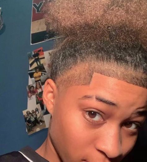 Front Taper Hairline, Taper Hairline, Front Taper, Fade Haircut Curly Hair, 3a Hair, Low Taper, Rapper Outfits, Hair Twist, Haircut Curly