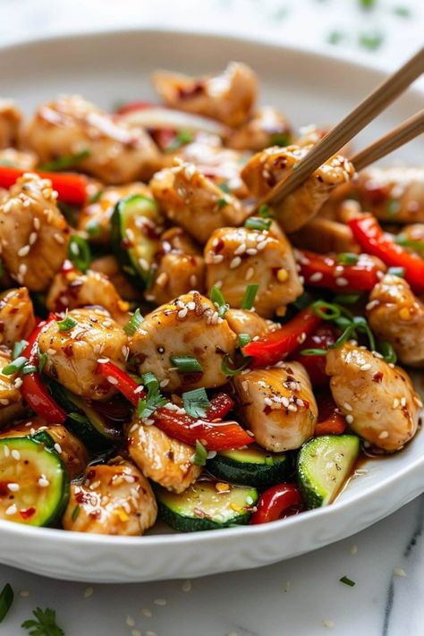 Skip ordering out and make this honey garlic chicken stir-fry at home! It's sweet, savory, and so easy to make! Stirfry Dinner Ideas, Easy Healthy Chicken Lunch Recipes, Essen, Honey Garlic Stir Fry Chicken, Grilled Chicken Stir Fry, Easy Healthy Asian Dinner, Healthy Chicken Asian Recipes, Chicken And Mushroom Stir Fry Recipes, Fihitias Chicken