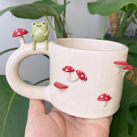 Ceramic Mug Frog, Clay Handmade Pottery, Mugs Ceramic Ideas, Ceramic Frog Mug, Ceramic Frogs Pottery, Diy Clay Cup, Clay Mugs Ideas, Mushroom Mug Ceramics, Frog Pottery Painting