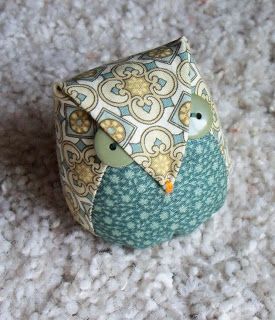 Bird Pin Cushion, Chicken Pincushion Pattern, Mouse Pin Cushion, Scrap Fabric Animals, Owl Pincushion, Pin Cushions Patterns, Needle Books, Quilt Retreat, Sewing Pillows