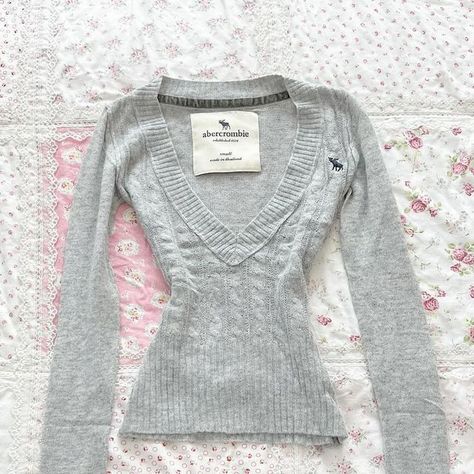 ⋆⁺₊❅⋆ ⁺₊❆⋆𐙚 Vtg stuff for lovies on Instagram: "・┆✦ʚ♡ɞ✦ ┆・grey abercrombie sweater ♡ Measurement 𐙚 Bust 28-36” 𖦹 Length 18“ 💌 Price [⋆ ˚｡⋆୨ 𝓢♡𝓵𝓭 ୧⋆ ˚｡⋆] THB-.  (Thai Baht Currency)  Ship worldwide  ༺♡༻ Payment method ♡ Thai Banking ♡ Wise ♡ PayPal   Dm to purchase Cf or claim under the post first #heidiloviesstock  ♡🪽 tags #coquette #coquetteaesthetic#coquettefashion #coquettecore #coquetteclothes #coquetteoutfit #coquettedollette #himegyaru #cottagecore #cottagecorefashion #pinterestfamous #cuteclothes #lizlisa #girlyoutfits #softgirloutfits #softgirlaesthetic #dolletteaesthetic #dollette #dollettecore #jfashion #tohruhonda #japanesefashion #pinterestoutfit #gyarufashion #lolita #2000sfashion #lolitafashionstyle #nanakomatsu" Korean Winter Outfits, Twilight Outfits, Abercrombie Sweater, Gyaru Fashion, Cottagecore Fashion, Cute Preppy Outfits, Thrift Fashion, Pinterest Outfits, Girly Outfits