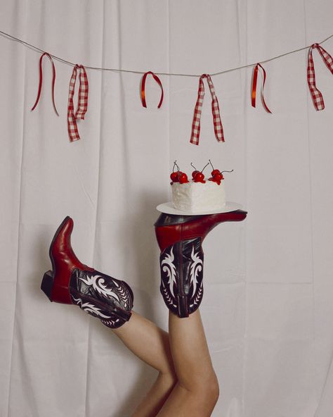 Vintage Cowgirl Aesthetic, Cowgirl Boots Aesthetic, Cowboy Boot Cake, Cowgirl Birthday Cakes, Country Birthday Party, Red Cowgirl Boots, Cowgirl Cakes, Cowgirl Photoshoot, Red Cowboy Boots