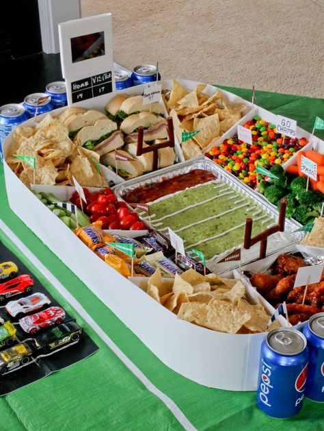 DIY SNACK STADIUM - Jehan Can Cook Diy Snack Stadium, Snack Stadium Diy, Football Party Food Appetizers, Super Bowl Snack Stadium, Snack Stadium, Sandwich Vegetarian, Football Party Foods, Nacho Bar, Bowl Party Food