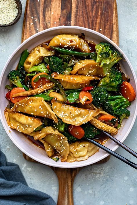 Trader Joe's potsticker stir-fry made with only three ingredients! This easy meal is the perfect dinner for busy nights. It's easy and so satisfying. Frozen chicken gyoza potstickers, soyaki sauce and Asian style vegetable stir-fry is all you need to whip up this simple yet delicious dinner. Trader Joe's is my go-to for grabbing a Potsticker Stir Fry, Soyaki Sauce, Trader Joes Recipes Dinner, Trader Joes Meal Planning, Dinner For Busy Nights, Trader Joes Recipes Healthy, Chicken Gyoza, Trader Joes Food, Sweet Potato Gnocchi