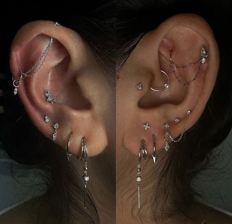 Ušný Piercing, Unique Ear Piercings, Ear Peircings, Look 80s, Creative Earrings, Ear Piercings Chart, Cool Ear Piercings, Pretty Ear Piercings, Geeky Girls