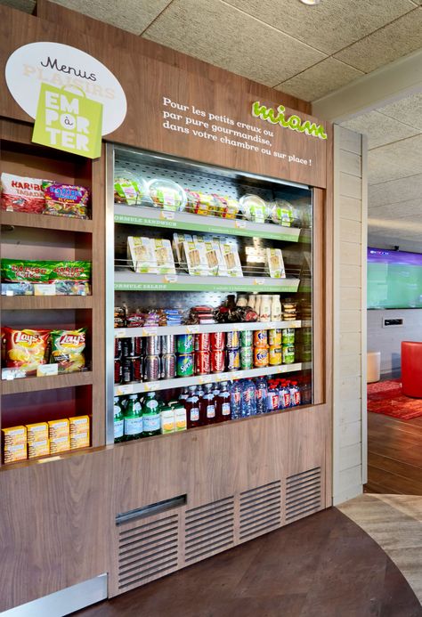 Louvre Hotels Group launches “Grab & Go”, a new self-service restaurant concept Bakery Interior, Grocery Store Design, Sandwich Bar, Food Retail, Supermarket Design, Burger Bar, Restaurant Concept, Food Display, Self Service