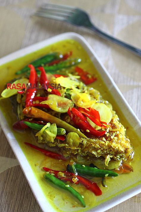 Nyonya Acar Fish recipe - This mouthwatering and super delicious fish, is a much celebrated Nyonya recipe. Everyone in my family loves this concoction of deep-fried fish pickled with a turmeric-vinegar base, spiced with garlic, ginger, and chilies. | rasamalaysia.com Nyonya Recipes, Pickled Fish Recipe, Peranakan Food, Nyonya Food, Asian Fish Recipes, Island Recipes, Rasa Malaysia, Singapore Food, Asian Inspiration