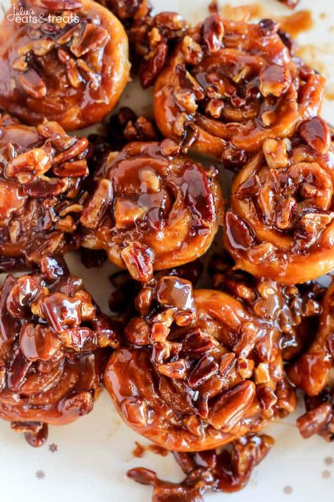 Easy 30 Minute Caramel Pecan Sticky Buns ~ Tender and gooey melt-in-your-mouth sticky buns topped with caramel sauce and chopped pecans. This easy recipe uses canned crescent roll dough and prepared caramel sauce! Yummy Pastries, Caramel Pecan Sticky Buns, Sticky Buns Recipe, Easy Sticky Buns, Caramel Sticky Buns, Sticky Buns Recipes, Caramel Rolls, Pecan Sticky Buns, Baked Sweets