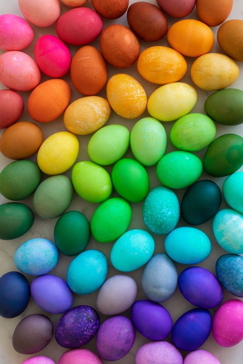 How To Dye Easter Eggs with Food Coloring - easy DIY instructions for you to recreate! Color Eggs, Diy Easter Eggs, Birth Colors, Colored Eggs, Purple Easter, Egg Dye, Brown Eggs, Easter Egg Dye, Happy Easter Everyone