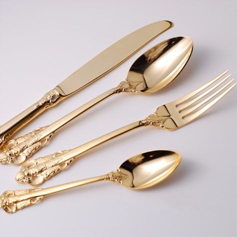 Gold Cutlery Aesthetic, Wedding Cutlery Ideas, Gold Cutlery Table Setting, Gold Cutlery Wedding, Hotel Kitchen Design, Fancy Cutlery, Elegant Cutlery, Metal Cutlery, Rehearsal Dinner Inspiration