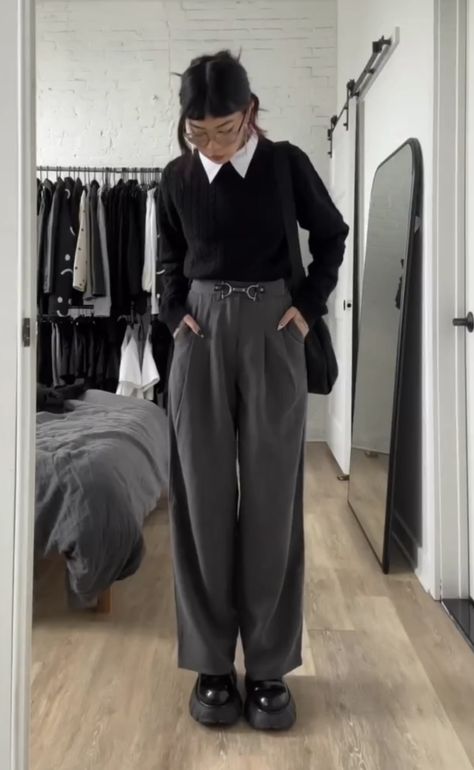 Dark Smart Casual Outfit, Soft Grunge Work Outfits, Cute All Black Work Outfits, Cool Trousers Outfit, Black Outfits Professional, Boyish Work Outfit, Outfit Ideas For The Office, Alternative Office Outfits Women, Goblincore Business Casual