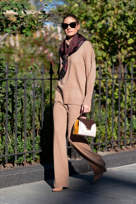 Olivia Palermo saca el conjunto de punto de jersey y pantalón a la calle (y triunfa) Olivia Palermo Outfit, Estilo Olivia Palermo, Olivia Palermo Lookbook, Olivia Palermo Style, Olivia Palermo, 80s Fashion, Palermo, Star Fashion, Semi Formal