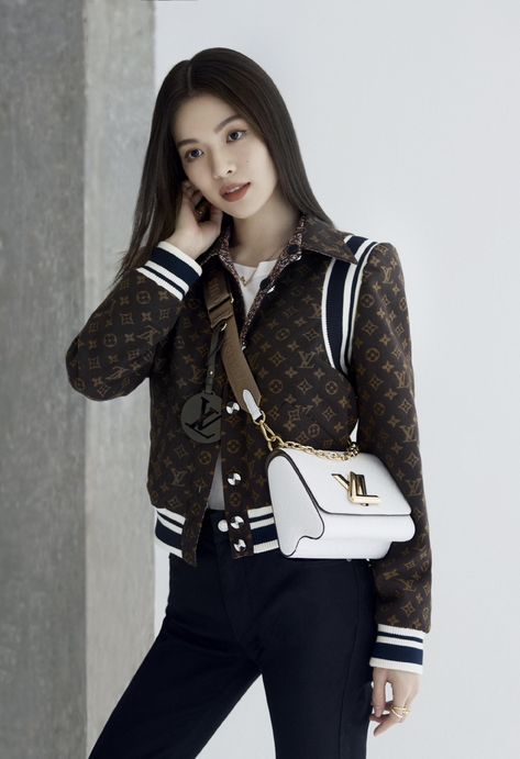 Louis Vuitton Outfits, Vuitton Outfit, Louis Vuitton Outfit, Casual Sporty Outfits, Louis Vuitton Dress, Campaign Fashion, Korean Fashion Dress, Louis Vuitton Twist, Looks Chic