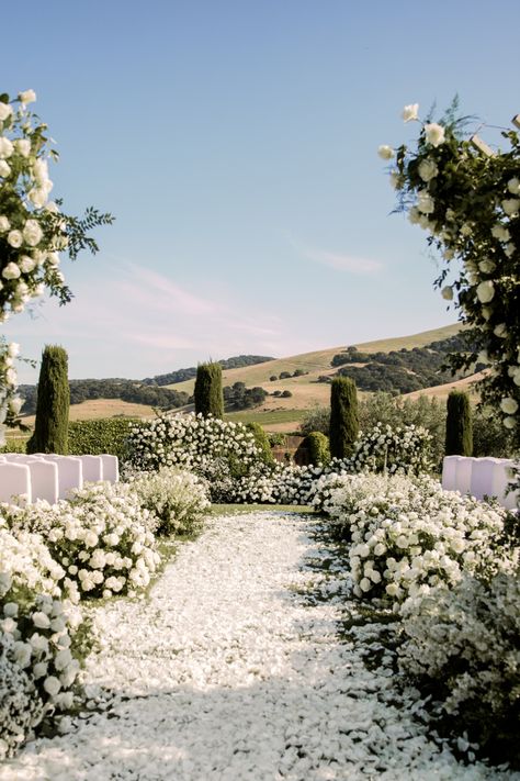 Destination Wedding Planner Andrea Eppolito designed a luxe wedding with white roses at Viansa Winery in Sonoma, CA for NFL Player Johnathan Hankins and his wife, Mahsa Zare. Photo by Rene Zadori. Las Vegas, Italian Classic Wedding, Wedding Vineyard Ideas, Viansa Sonoma Wedding, Viansa Wedding, Outdoor Winery Wedding, Winery Wedding Ideas, Viansa Winery, Modern Wedding Aesthetic