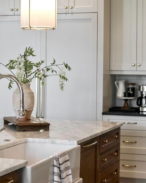 Currently dreaming of spring, and a clean house 🤣 just me?! I mixed metals in my kitchen, I used a combination of Polished Nickel and Aged Brass. How do you feel about mixing metals in a space? ✨Kitchen details to SAVE and SHARE✨ Cabinets- Benjamin Moore Ballet White Hardware @rejuvenation (aged brass) Island - custom stain on white oak Countertops - Honed Shadow Storm marble and Leathered Absolute black granite Sink @signaturehw Faucet @rohl (polished nickel) Range @ilve_official Pot fi... Mix Metals Kitchen, Kitchen With Silver Hardware, Mixing Metals Kitchen, Chrome Hardware Kitchen, Polished Nickel Kitchen Hardware, Shadow Storm Marble, Mixing Metals In Kitchen, Mixed Metal Kitchen, Nickel Kitchen Hardware