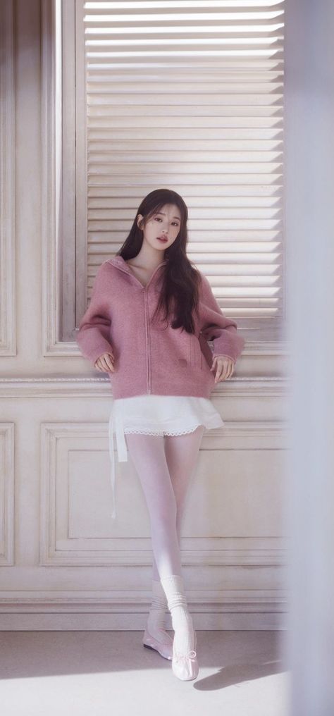 Wonyoung Inspired Wallpaper, Wonyoung Modeling, Outfits With Leggings Spring, Wonyoung Pink Outfit, Pink Wonyoung Wallpaper, Wonyoung Full Body Pic, Wonyoung Casual, Jang Wonyoung Outfit, Spring Outfits With Leggings