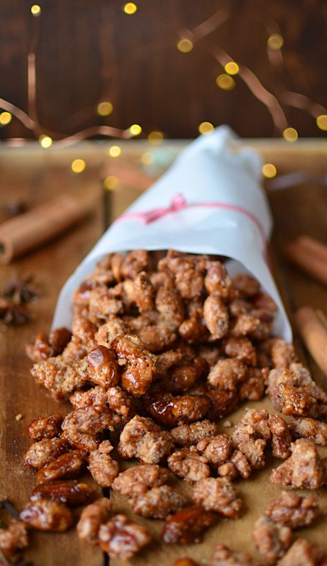 These stovetop candied almonds are PERFECT. The crunchy texture and the German spice makes them so festive. Roasted Almonds Recipe, Candied Almonds, German Christmas Markets, Nut Recipes, German Christmas, Snacks Für Party, Roasted Almonds, Christmas Cooking, 21 Day Fix