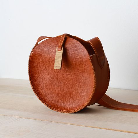 Love Dart accessories Leather Bag Design, Miss Moss, Unique Purses, Round Bag, Round Leather, Leather Bag Women, Leather Projects, Leather Bags Handmade, Stitching Leather