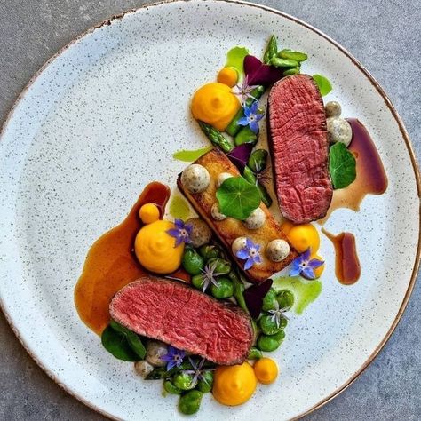 Asparagus Carrots, Food Presentation Plates, Gourmet Food Plating, Broad Beans, Amazing Food Decoration, Sirloin Steak, Catering Ideas Food, Food Gallery, Sirloin Steaks