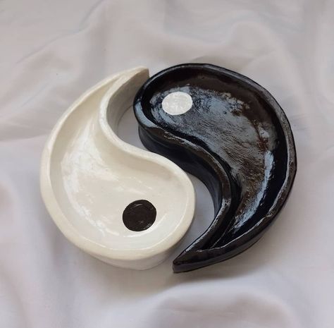 Ceramic Ying Yang, Ying Yang Clay Dish, Ceramic Pottery Ashtray, Air Clay Ideas Aesthetic, Polymer Clay Plate, Ying Yang Clay, Sculpture Art Clay Simple, Polymer Clay Ashtray, Clay Dish