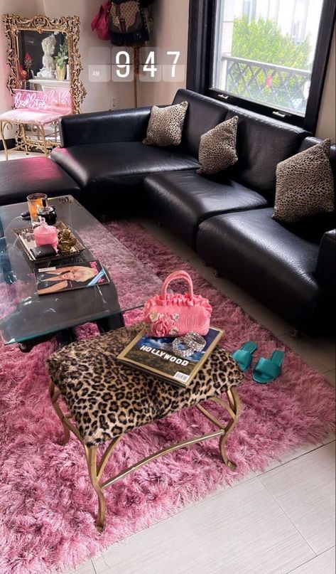 Cheetah Aesthetic Room, Zebra Print Rug Bedroom, Chill Living Room Ideas, Gaudy Home Decor, Cheetah Apartment Decor, Kitchen Ideas Y2k, Vintage Style Home Decor Interior Design, Odd Shaped Room Ideas, Modern Eccentric Living Room