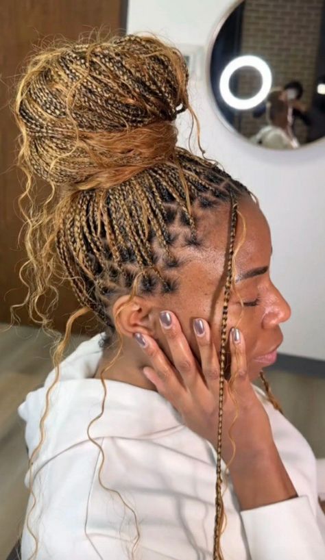 Fulani Braids With Blonde Highlights, Medium Blonde Knotless Braids, Honey Blonde Boho Braids, Honey Blonde Fulani Braids, Blonde Senegalese Twist, Blonde Boho Braids, Box Dreads, Blonde Knotless Braids, Braided Cornrows