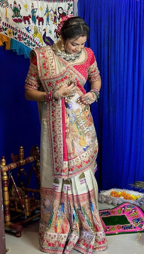 Gujrati Panetar Saree, Gujarati Bridal Look, Outfit For Roka Ceremony Women, Vat Savitri Puja Look Saree, New Bridal Saree Collection, Gujrati Style Saree Look Latest, Marwadi Saree, Rajput Saree Style, Gujarati Style Saree