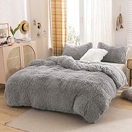 Gray Bed Set, Beautiful Condo, Fur Comforter, Fluffy Comforter, Grey Comforter, Minimal House, Bedding Sets Grey, Girl Bedrooms, Fluffy Bedding