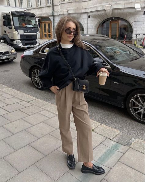 Camel Trousers Outfit, Cream Trousers Outfit, Loafers Outfit, Cream Trousers, Trouser Outfit, Brown Trousers, Business Casual Outfits For Work, Shoes Bag, Layering Outfits