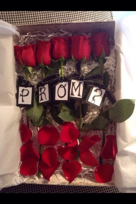 This would be super cute Prom Proposal Ideas For Guys, Prom Proposal Ideas, Creative Prom Proposal Ideas, Prom Invites, Cute Promposals, Cute Homecoming Proposals, Cute Prom Proposals, Asking To Prom